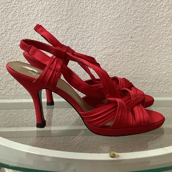 Jacqueline Ferrar Shoes - Cute, Hot Red Sling Back Heels. #JacquelineFerrar #10